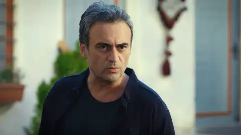 Halil frente a su padre Melek