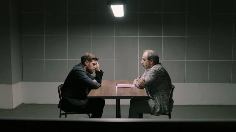 Iskender se declara culpable de los delitos que se le imputan y Azru pide a Çicek que acuda a prisión a visitarlo