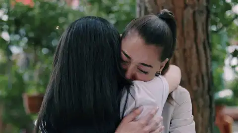 La emotiva reconciliación de Rüya y Cicek La emotiva reconciliación de Rüya y Cicek
