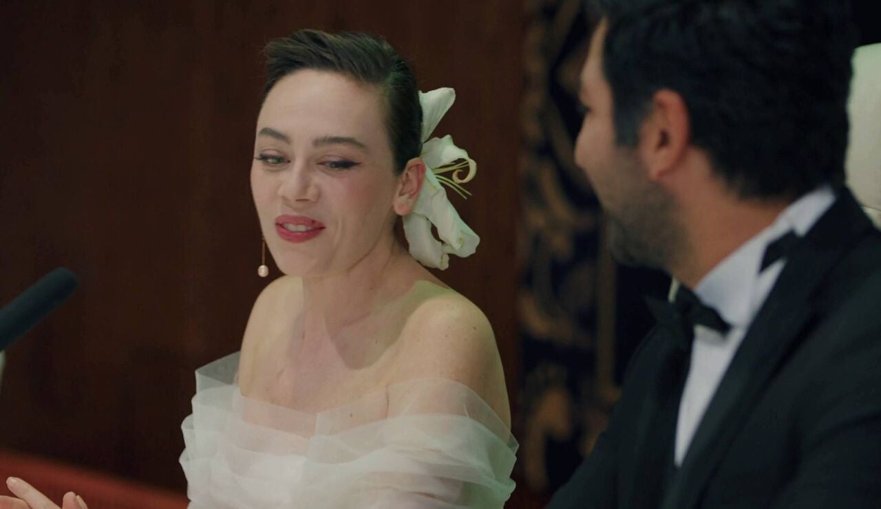 Ozan y Cemre sellan su historia de amor con una inesperada pedida de mano y una boda por todo lo alto