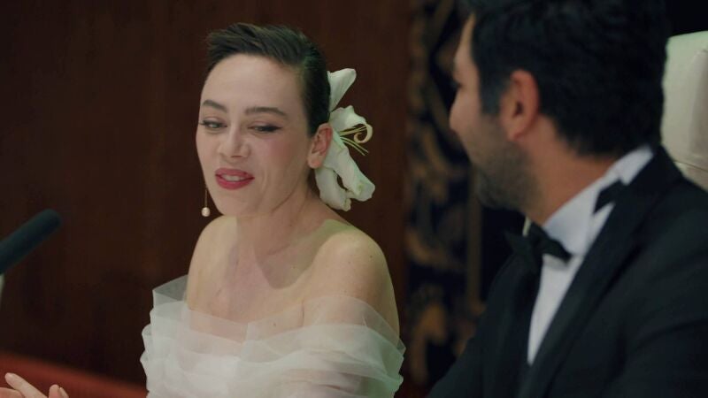 Ozan y Cemre sellan su historia de amor con una inesperada pedida de mano y una boda por todo lo alto