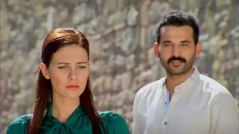 El reencuentro entre Melek y Azad El reencuentro entre Melek y Azad