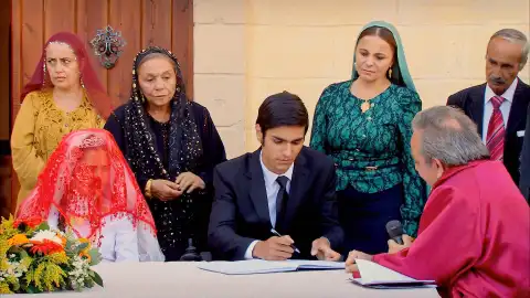 Zehra se casa con Ali y comienza su infierno en la mansión de los Kirman Zehra se casa con Ali y comienza su infierno en la mansión de los Kirman