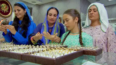 Berfin y Zehra eligen sus alianzas para sus bodas con Ferman y Ali respectivamente Berfin y Zehra eligen sus alianzas para sus bodas con Ferman y Ali respectivamente