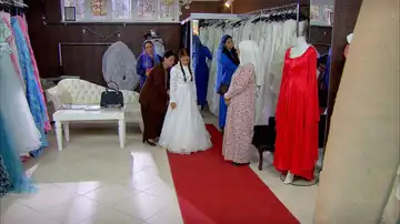 Zehra y Berfin eligen el vestido y las telas que llevarán en sus bodas 