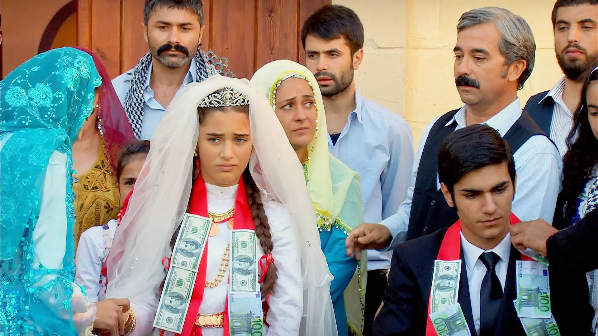 Zehra y Berfin celebran su boda con sus respectivos maridos: la música y los regalos serán los protagonistas de la fiesta 
