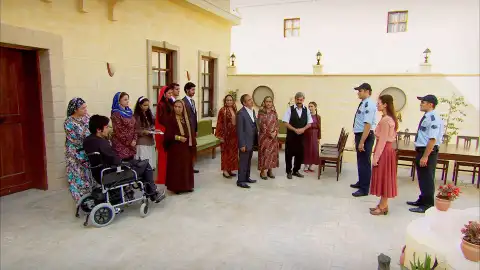 Melek, dispuesta a impedir el compromiso de Zehra y Ali Melek, dispuesta a impedir el compromiso de Zehra y Ali