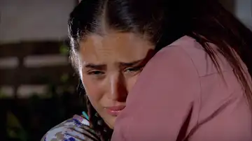 Zehra confiesa a Melek, entre lágrimas, que se va a casar con un nieto de Nujin Kirman