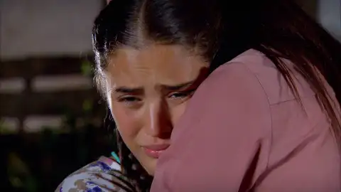 Zehra confiesa a Melek, entre lágrimas, que se va a casar con un nieto de Nujin Kirman Zehra confiesa a Melek, entre lágrimas, que se va a casar con un nieto de Nujin Kirman