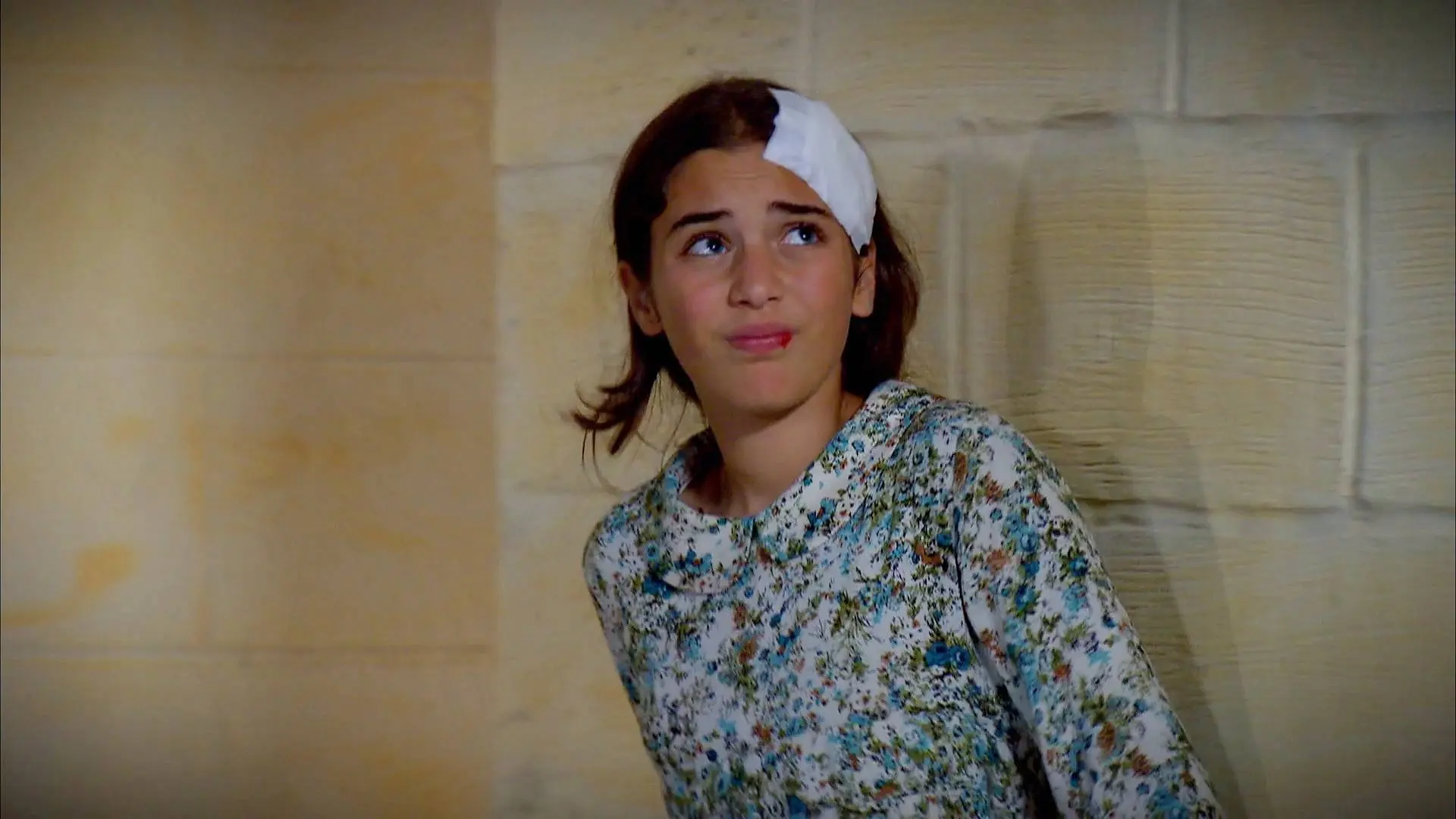 Zehra quiere cambiar su destino y decide huir de la mansión de los Kirman Zehra quiere cambiar su destino y decide huir de la mansión de los Kirman