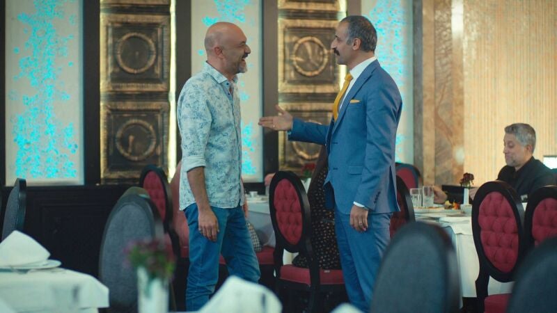 Kenan, un antiguo amigo de Alpay, aparece en escena y promete cambiar el futuro de Melek y su familia