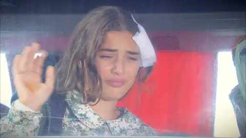 Zehra viaja sola hasta Estambul al ver que Devra va tras ella Zehra viaja sola hasta Estambul al ver que Devra va tras ella