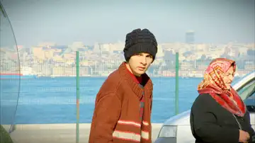 Un joven vagabundo roba la mochila a Zehra cuando llega a Estambul