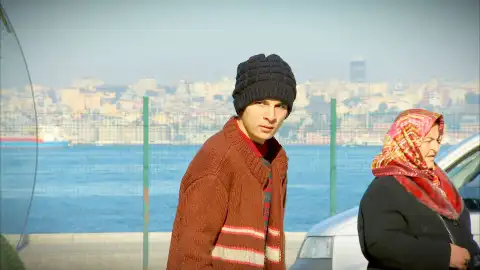 Un joven vagabundo roba la mochila a Zehra cuando llega a Estambul Un joven vagabundo roba la mochila a Zehra cuando llega a Estambul