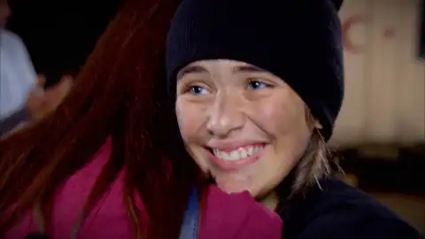 Zehra se reencuentra con Melek y Azad en Estambul Zehra se reencuentra con Melek y Azad en Estambul