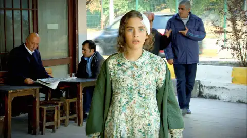 Zehra llega a la estación de autocares para encontrarse con Reynep y allí están Devra y Rashit esperándola Zehra llega a la estación de autocares para encontrarse con Reynep y allí están Devra y Rashit esperándola