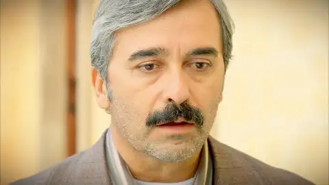 Rashit intenta, sin éxito, que Nujin perdone la vida a Zehra Rashit intenta, sin éxito, que Nujin perdone la vida a Zehra