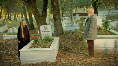 Un viejo amigo de la familia Kirman intenta convencer a Nujin para que perdone la vida a Zehra Un viejo amigo de la familia Kirman intenta convencer a Nujin para que perdone la vida a Zehra