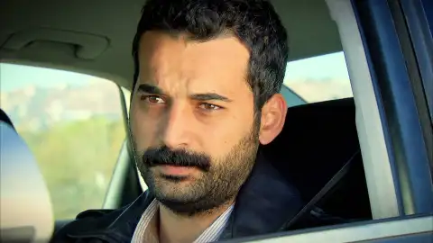 Azad deja aflorar sus sentimientos más ocultos hacia Melek Azad deja aflorar sus sentimientos más ocultos hacia Melek