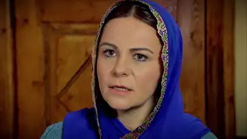 Zümrüt anima a Azad para que se case con Suna, la amiga de Zehra