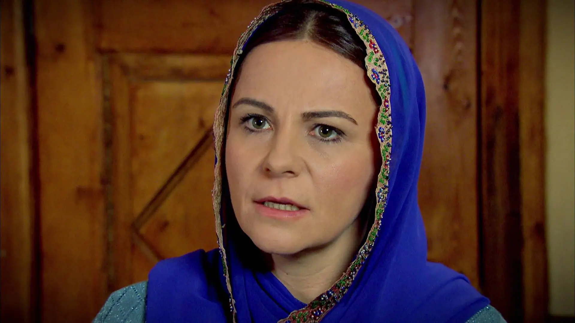 Zümrüt anima a Azad para que se case con Suna, la amiga de Zehra