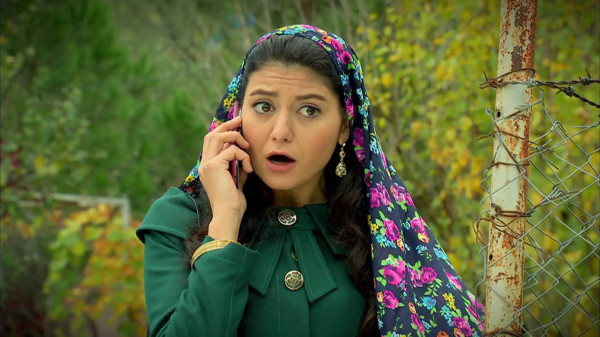 Berfin informa a su madre del encuentro a escondidas de Ali y Suna 