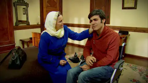 Ali teme el castigo que los padres de Suna la pueden imponer por escribirse con él Ali teme el castigo que los padres de Suna la pueden imponer por escribirse con él