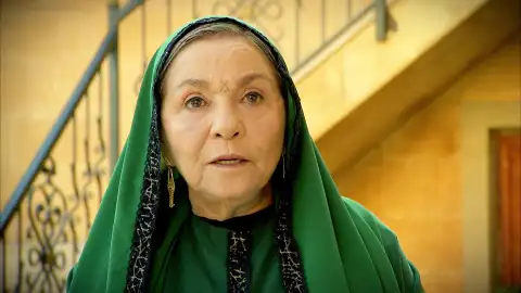 Este es el castigo que Nujin impone a Ali y a Suna por escribirse cartas de amor y verse a escondidas Este es el castigo que Nujin impone a Ali y a Suna por escribirse cartas de amor y verse a escondidas