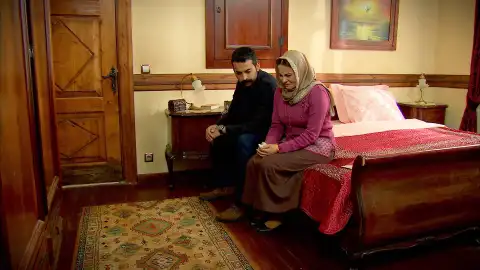 Zümrüt no pierde la fe de encontrar a su marido con vida y pide a Azad que siga buscándole Zümrüt no pierde la fe de encontrar a su marido con vida y pide a Azad que siga buscándole