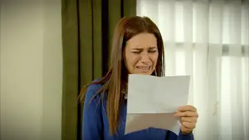 Melek llora desconsoladamente al leer una carta 