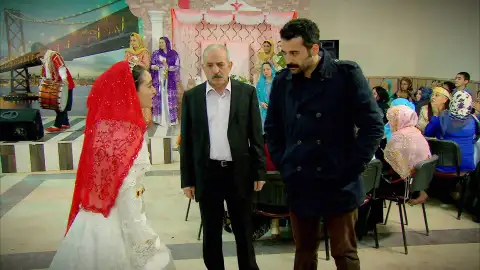 Azad intenta averiguar dónde está Ali y se presenta en la boda de Suna para descubrirlo Azad intenta averiguar dónde está Ali y se presenta en la boda de Suna para descubrirlo