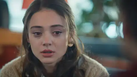 Defne elige quedarse al lado de Ömer y le abre su corazón Defne elige quedarse al lado de Ömer y le abre su corazón