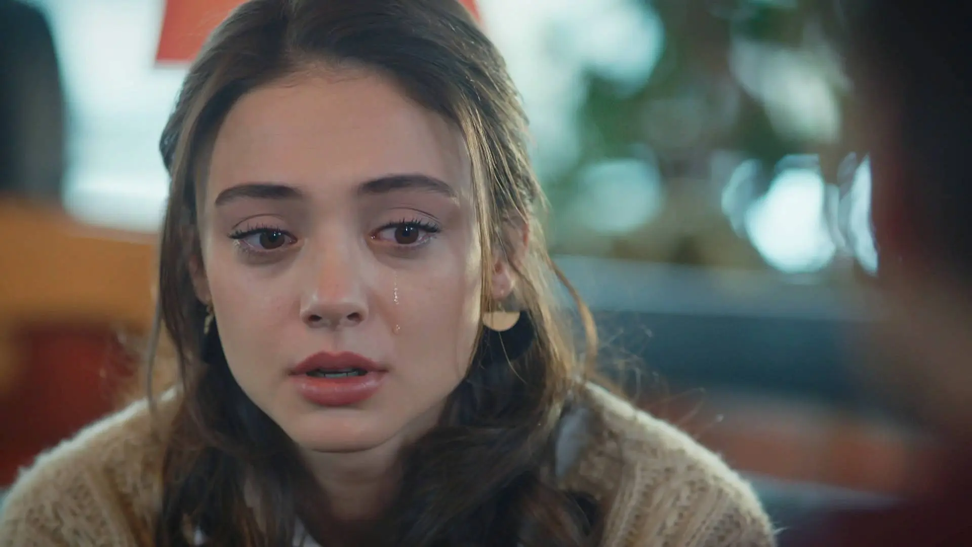 Defne elige quedarse al lado de Ömer y le abre su corazón