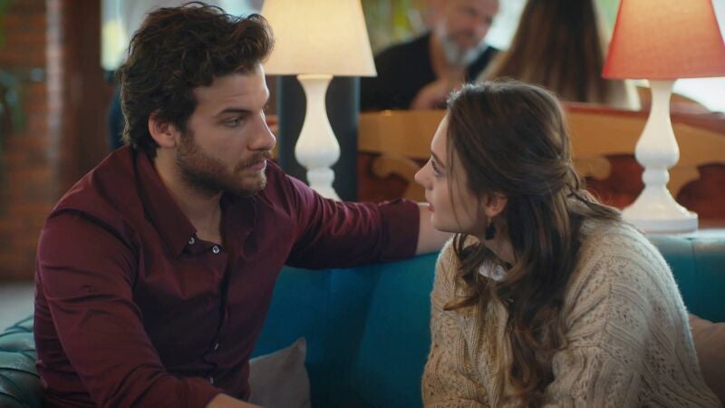 Defne elige quedarse al lado de Ömer y le abre su corazón
