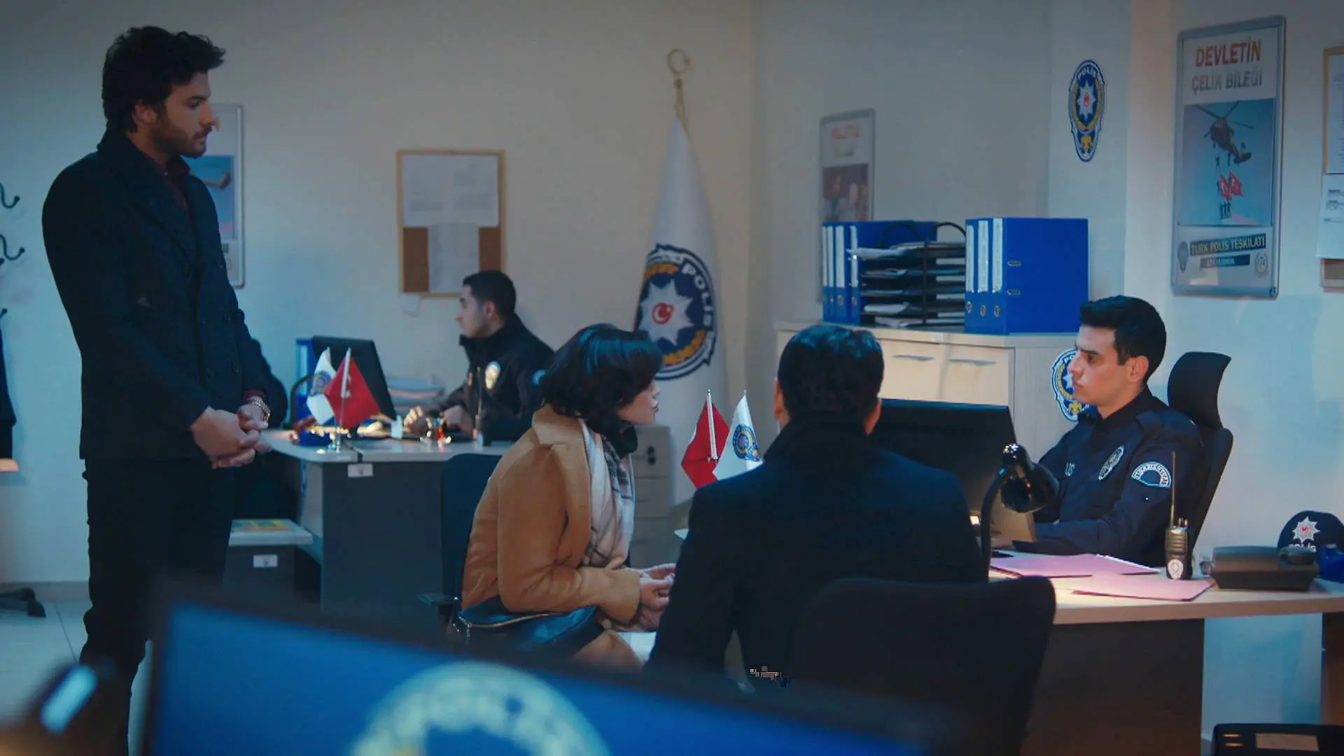 Melek denuncia en comisaria la desaparición de Defne 