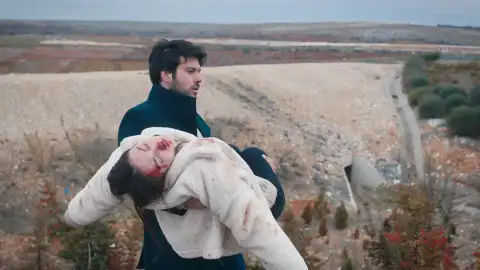 Adnan se lleva a Defne tras sufrir un aparatoso accidente de tráfico Adnan se lleva a Defne tras sufrir un aparatoso accidente de tráfico