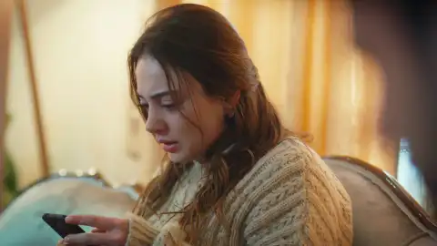 Defne envía a Ömer un mensaje de auxilio y su ubicación para que la rescate Defne envía a Ömer un mensaje de auxilio y su ubicación para que la rescate