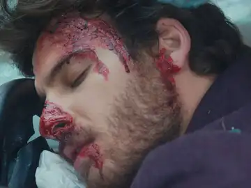 Así es como Ömer da con el paradero de Defne, pero en su huida, sufren un aparatoso accidente de tráfico provocado por Adnan