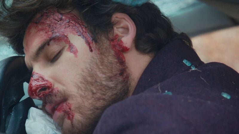  Así es como Ömer da con el paradero de Defne, pero en su huida, sufren un grave accidente de tráfico provocado por Adnan