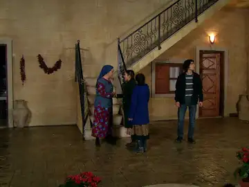Zehra rescata a su hermana Elif de la mansión y los Kirman entran en cólera