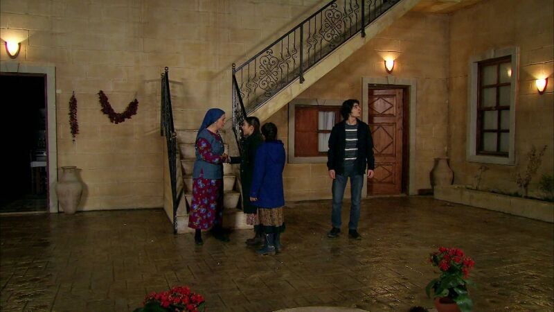 Zehra rescata a su hermana Elif de la mansión y los Kirman entran en cólera