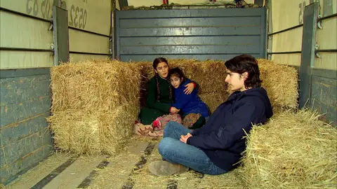 Zehra se esconde con Elif gracias a la ayuda de su amigo Yusuf Zehra se esconde con Elif gracias a la ayuda de su amigo Yusuf