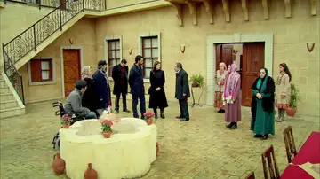 Los Kirman culpan a Melek de que Elif haya huido de la mansión