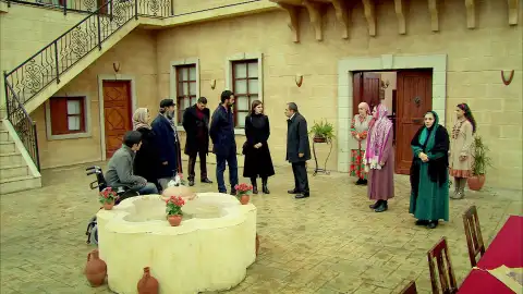 Los Kirman culpan a Melek de que Elif haya huido de la mansión Los Kirman culpan a Melek de que Elif haya huido de la mansión