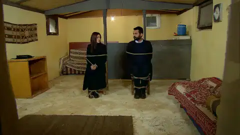 Las confesiones más íntimas de Melek y Azad... ¡Con una declaración de amor incluida! Las confesiones más íntimas de Melek y Azad... ¡Con una declaración de amor incluida!