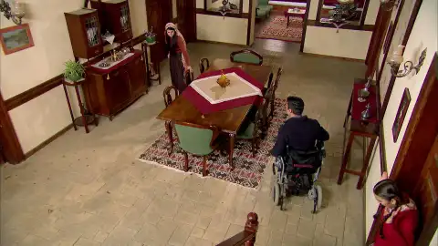 Ali descubre que Suna está embarazada... ¡Entra en cólera y lo paga con Berfin! Ali descubre que Suna está embarazada... ¡Entra en cólera y lo paga con Berfin!
