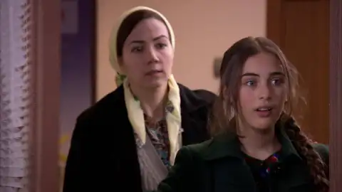 Azad y Devra visitan a Melek en el hospital de la que están locamente enamorados Azad y Devra visitan a Melek en el hospital de la que están locamente enamorados