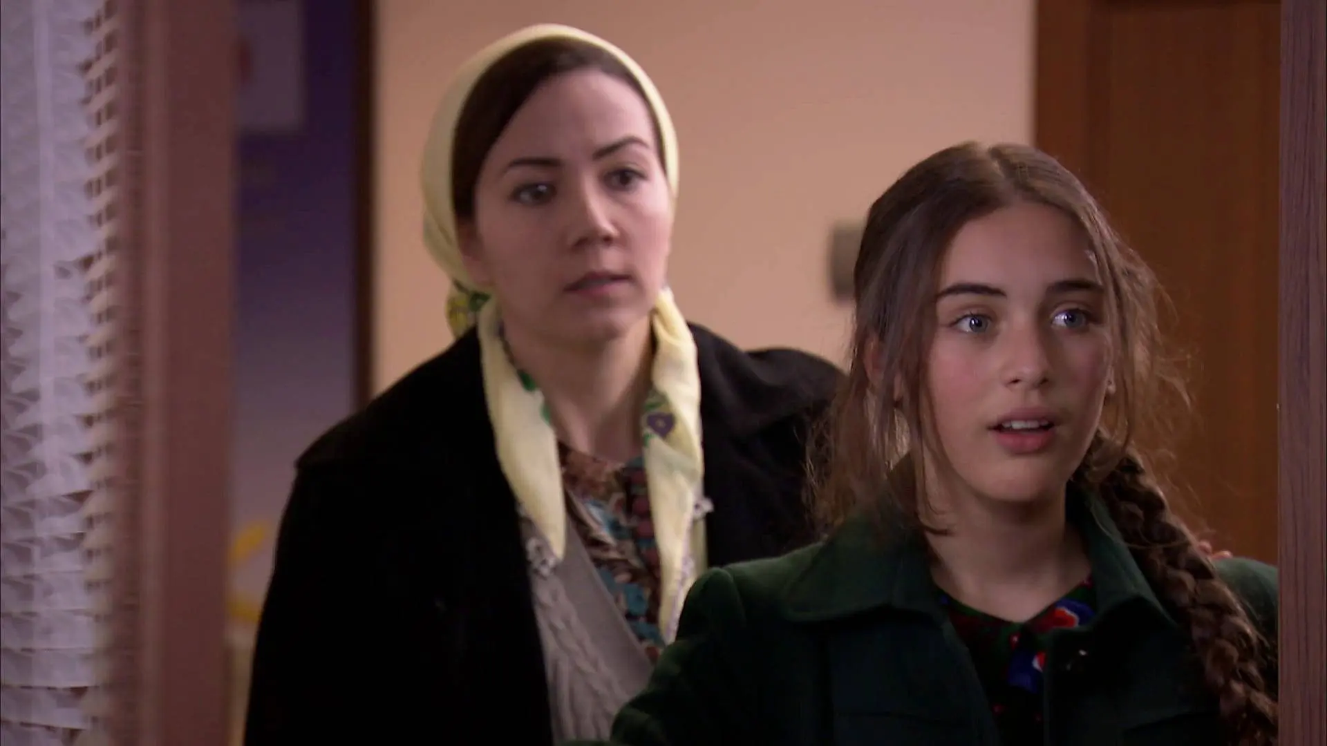 Azad y Devra visitan a Melek en el hospital de la que están locamente enamorados
