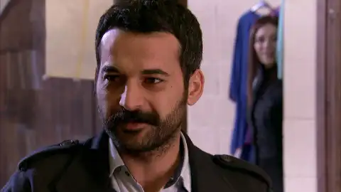 El intento de asesinato de Melek en un incendio lleva a Azad a tomar una decisión crucial sobre su futuro con la profesora El intento de asesinato de Melek en un incendio lleva a Azad a tomar una decisión crucial sobre su futuro con la profesora