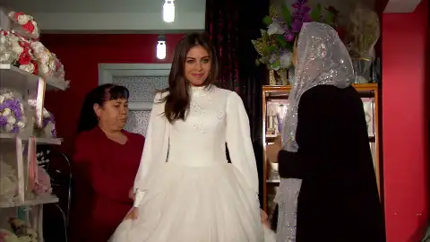 Celal acude a la última prueba del vestido con Devra Celal acude a la última prueba del vestido con Devra